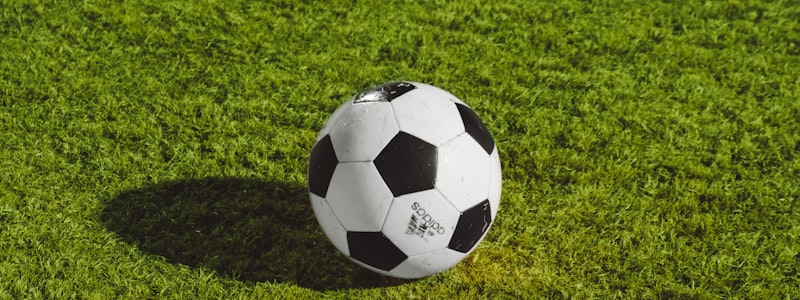 足球比赛精彩瞬间 - 运动员在绿茵场上激烈角逐