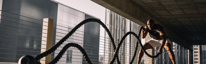 英超联赛战术分析图示 - 教练在场边指挥